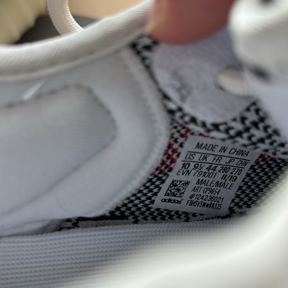 YEEZY BOOST 350 V2 - Picture 8 of 8